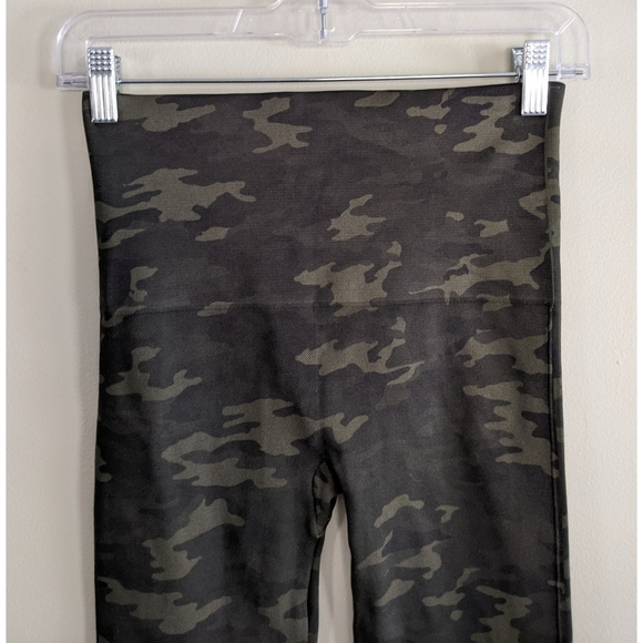 Spanx Look At Me Now Seamless Leggings in Green Camo Medium - Picture 6 of 6